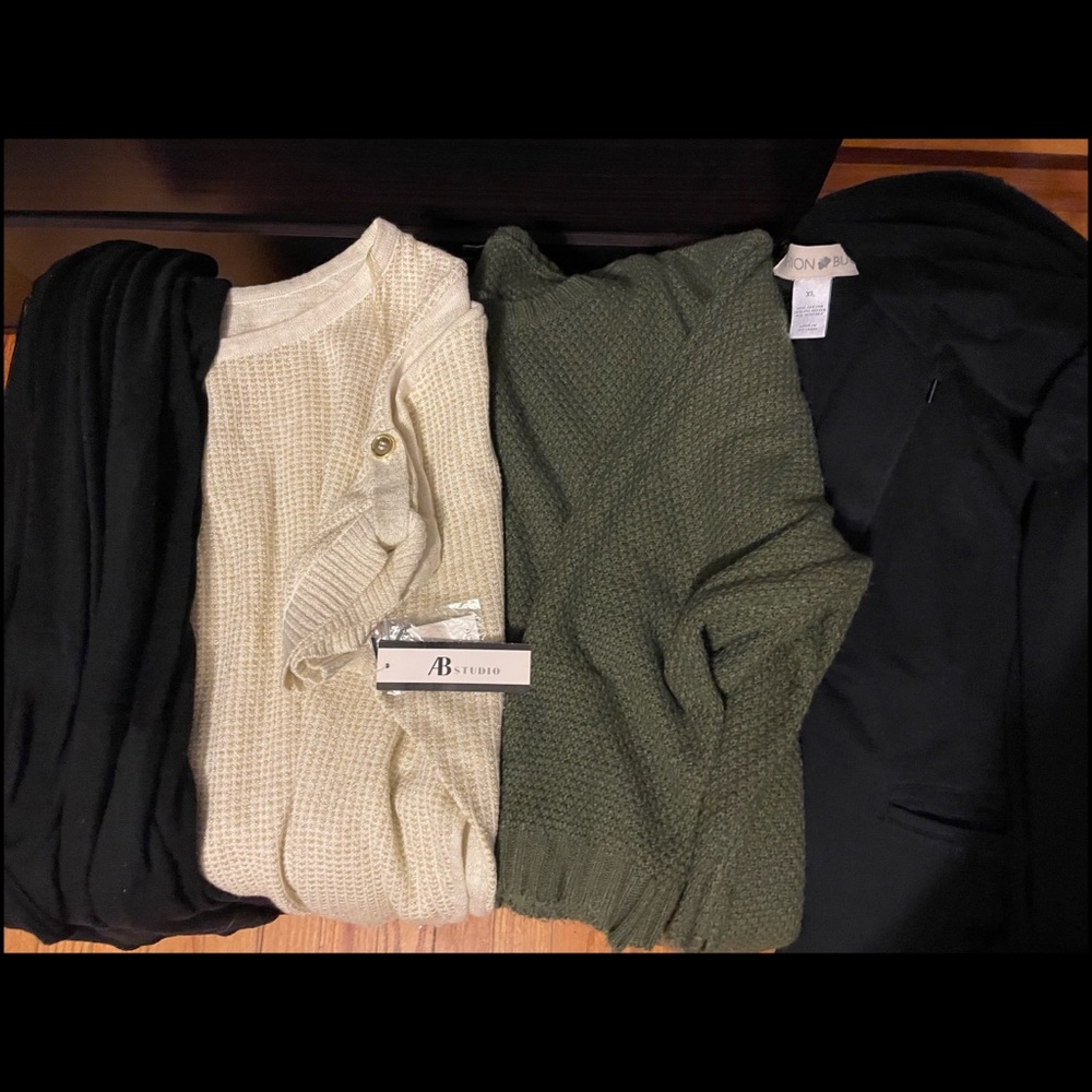 Bundle of 4 sweaters and 1 button down shirt  size xl/1xl
